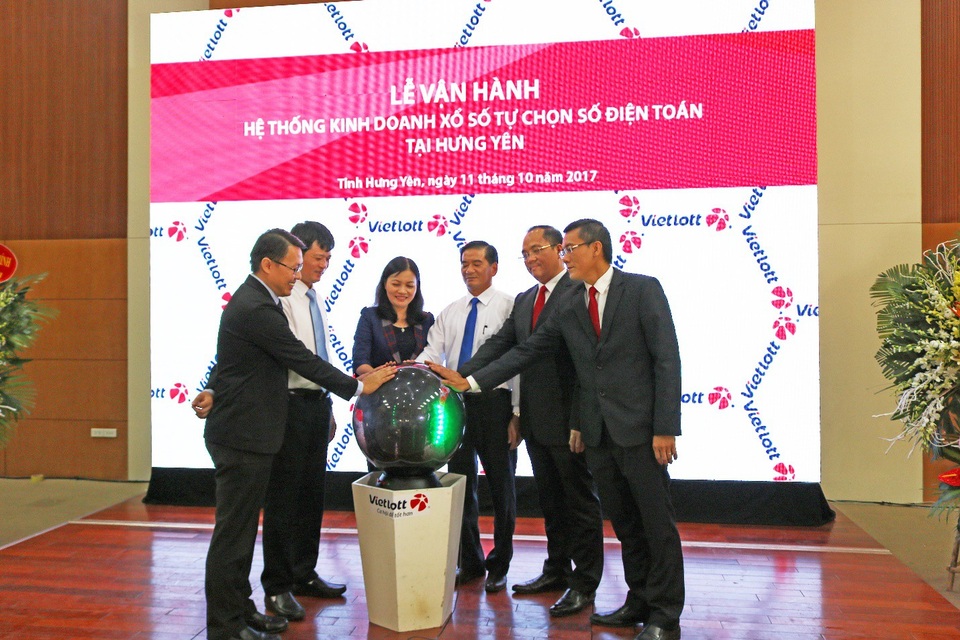 Vietlott đã có hơn 3000 điểm bán hàng trên cả nước - 1
Lễ vận hành hệ thống kinh doanh xổ số tự chọn số điện toán tại Hưng Yên ngày 11/10/2017.