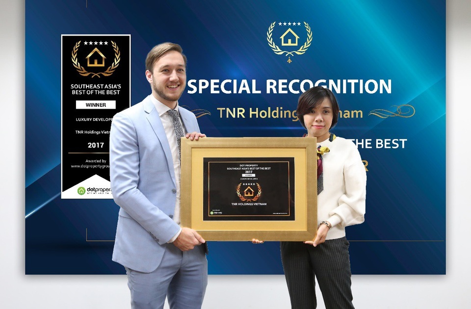 TNR Holdings Việt Nam nhận cú đúp giải thưởng bất động sản Châu Á - 1 Đại diện TNR Holdings nhận giải thưởng Đơn vị phát triển dự án bất động sản cao cấp tốt nhất Đông Nam Á do Dot Property trao tặng