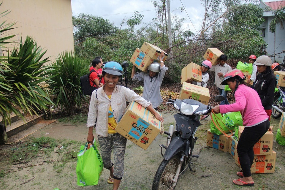Mỗi phần quà trị giá 500 ngàn đồng bao gồm: gạo, mì/phở cùng các nhu yếu phẩm như sữa, bột ngũ cốc, dầu ăn, đường, nước mắm và đèn sạc