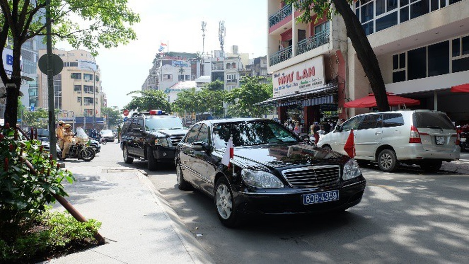 Tổng thống Ba Lan và Phu nhân tới thăm tháp Tài chính Bitexco - 1 Đoàn xe của Tổng thống Cộng hòa Ba Lan dừng chân tại Bitexco Financial Tower.