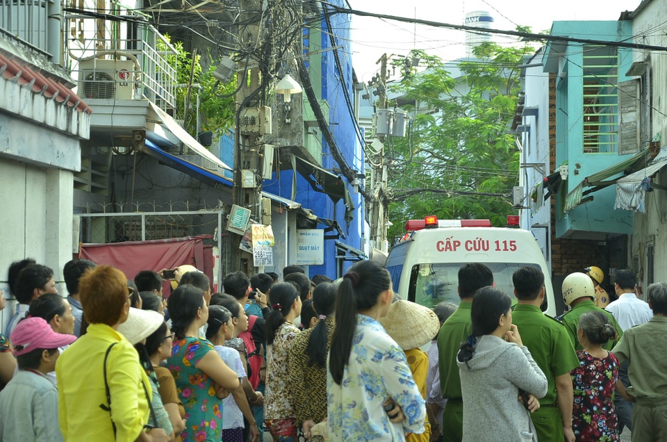 Chồng xông vào nhà đang cháy nhưng không thể cứu được vợ con - 6 Đến 8h sáng cùng ngày, xe cứu thương đưa thi thể nạn nhân về nhà xác để khám nghiệm tử thi