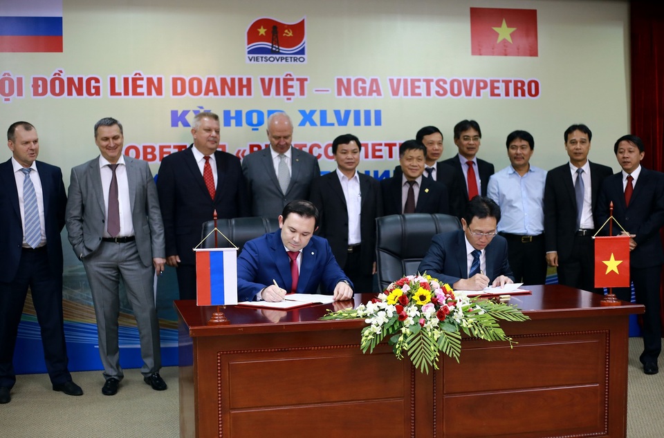 Hội đồng liên doanh Việt - Nga Vietsovpetro: Kỳ họp lần thứ 48 kết thúc thành công - 1 Các bên đã tiến hành ký văn kiện Kỳ họp Hội đồng Vietsovpetro lần thứ 48