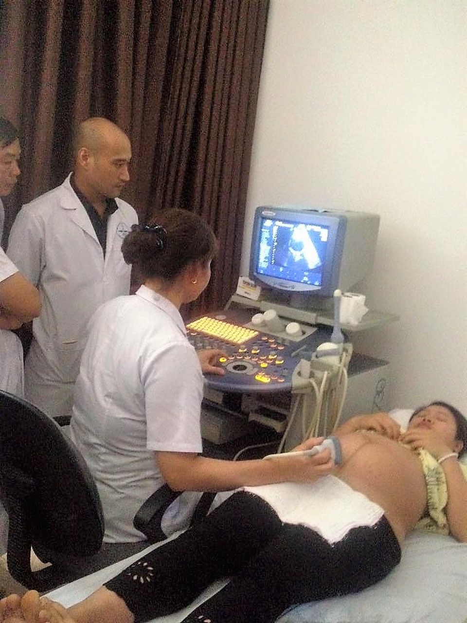 Siêu âm 4D sẽ không còn là “ước mơ xa xỉ” với sản phụ các tỉnh thành - 1 Giờ đây, các bác sĩ đã có thể thuần thục kỹ thuật siêu âm 4D nhờ sự trợ giúp về cơ sở vật chất, thiết bị từ BVPSTW