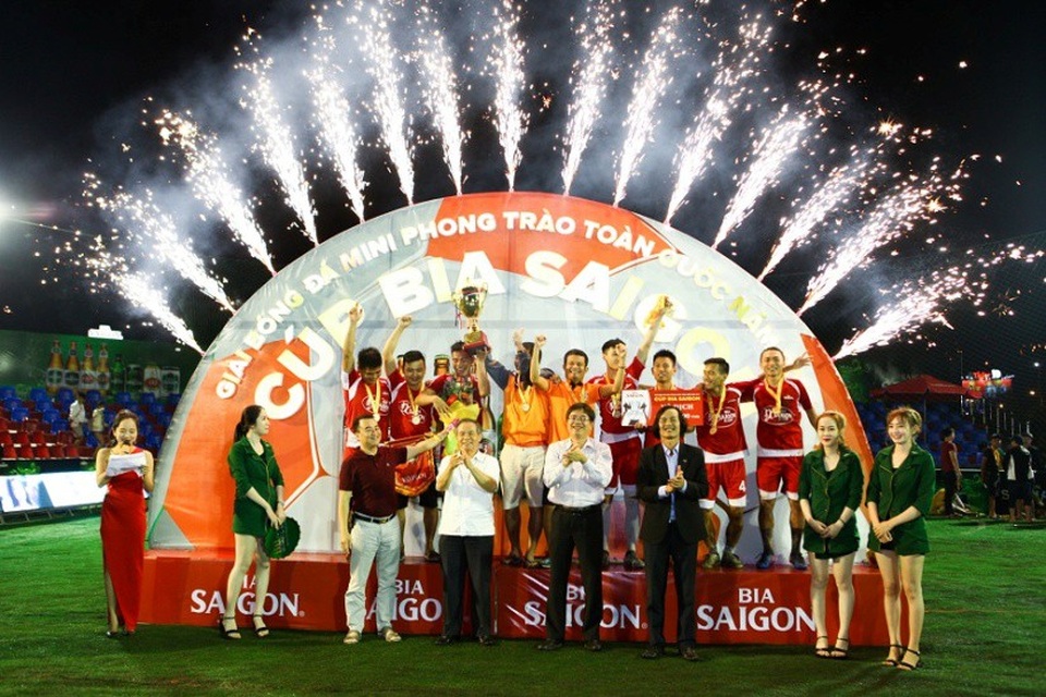 Đội Quahaco FC đoạt Cúp Vô Địch Bình Định. - 1 BTC giải trao cúp và giải 40 triệu đồng cho Đội Quahaco Fc đoạt Cúp Vô Địch khu vực Bình Định.