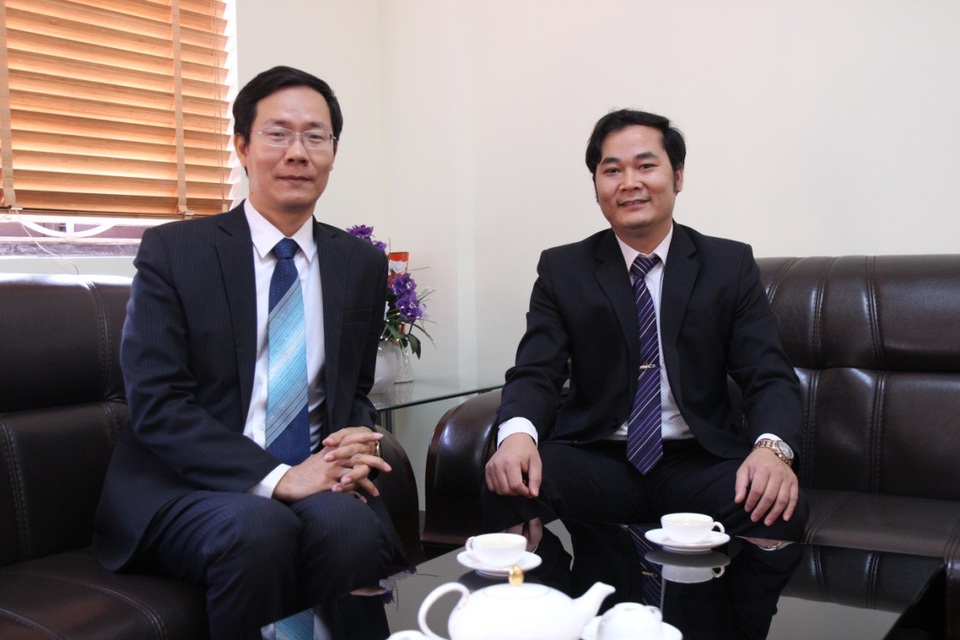 Đào tạo theo định hướng ứng dụng trong các trường đại học ở Việt Nam - 1
TS. Nguyễn Văn Tảo - Hiệu trưởng nhà trường và TS. Lê Hùng Linh - Trưởng phòng Đào tạo.
