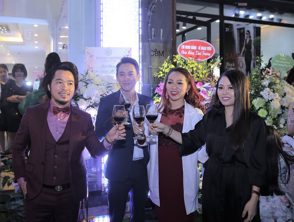 Ảnh đế Việt Nam Hứa Vĩ Văn xuất hiện tại sự kiện Murad & Hami beauty & Spa - 1 Nam thần của màn ảnh nhỏ, diễn viên Hứa Vĩ Văn đã bay từ Tp. HCM ra để tham dự sự kiện hợp tác của Hami beauty & Spa. Từ trái qua phải Tổng giám đốc Murad Việt Nam, diễn viên Hứa Vĩ Văn, chuyên gia tới từ Murad, doanh nhân Bích Hằng – người sáng lập chuỗi beauty & spa Hami.