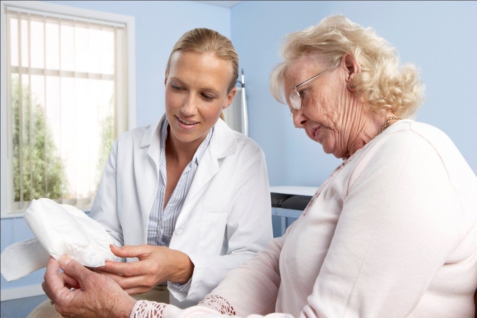 Chăm sóc vệ sinh cho người già tại nhà từ góc nhìn chuyên gia - 1 Nên thay tã cho người bệnh sau mỗi 3-4 tiếng hoặc ngay sau khi người dùng tiêu bẩn.