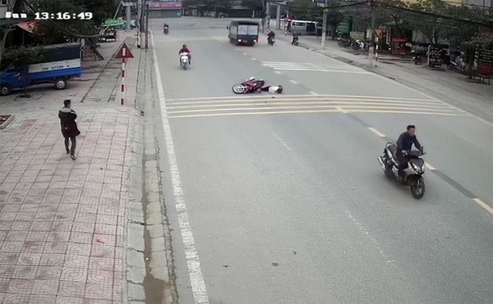 Trích xuất camera truy tìm thanh niên tông cô gái ngã nhào rồi bỏ chạy - 2 Cô gái té nhào xuống đất nằm bất tỉnh, còn nam thanh niên phóng xe chạy trốn.