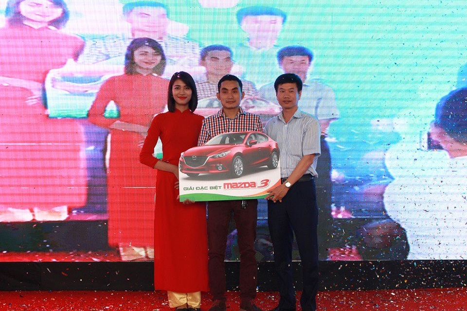 Mua căn hộ An Bình City bốc thăm Mazda CX5 - 1 Chủ nhân căn hộ A2 - 2912 vỡ òa hạnh phúc khi nhận được xe Mazda 3 đầu tiên