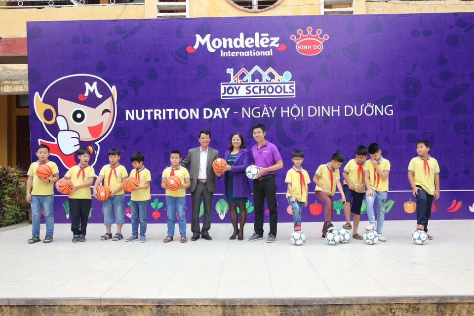 Mondelez Kinh Đô triển khai dự án “Vui tới trường” - 1 Đại diện Mondelez Kinh Đô trao tặng dụng cụ thể thao cho Trường tiểu học Bần Yên Nhân 1