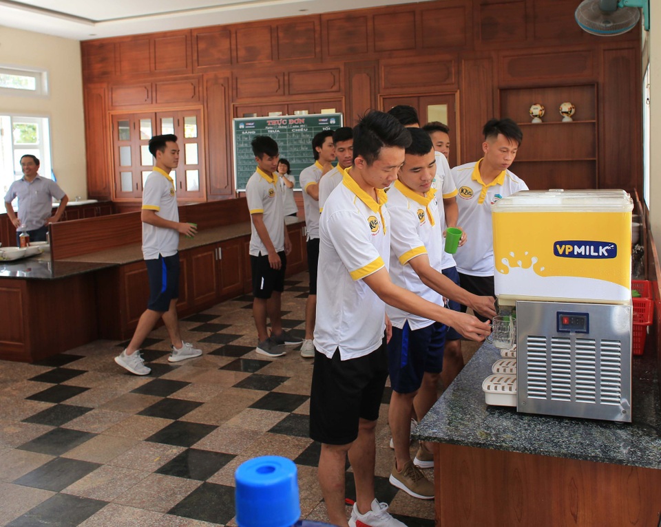 Uống sữa ngay từ nhỏ - nền tảng thể lực tương lai - 1 Phút giây “bận rộn” tại khu vực uống sữa IQLac Pro của các học viên Học viện bóng đá HAGL - JMG