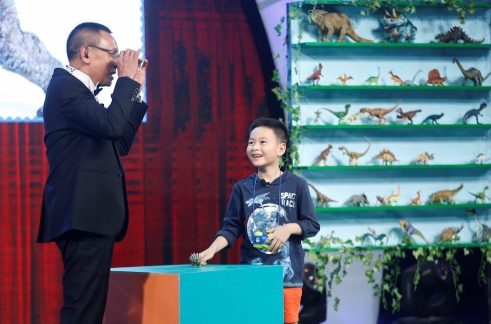 Mẹ “nhà khủng long học” Minh Khang: Ngôn ngữ là công cụ để con theo đuổi đam mê - 1
Bé Minh Khang và MC Lại Văn Sâm trong chương trình Little big shots phiên bản Việt Nam.