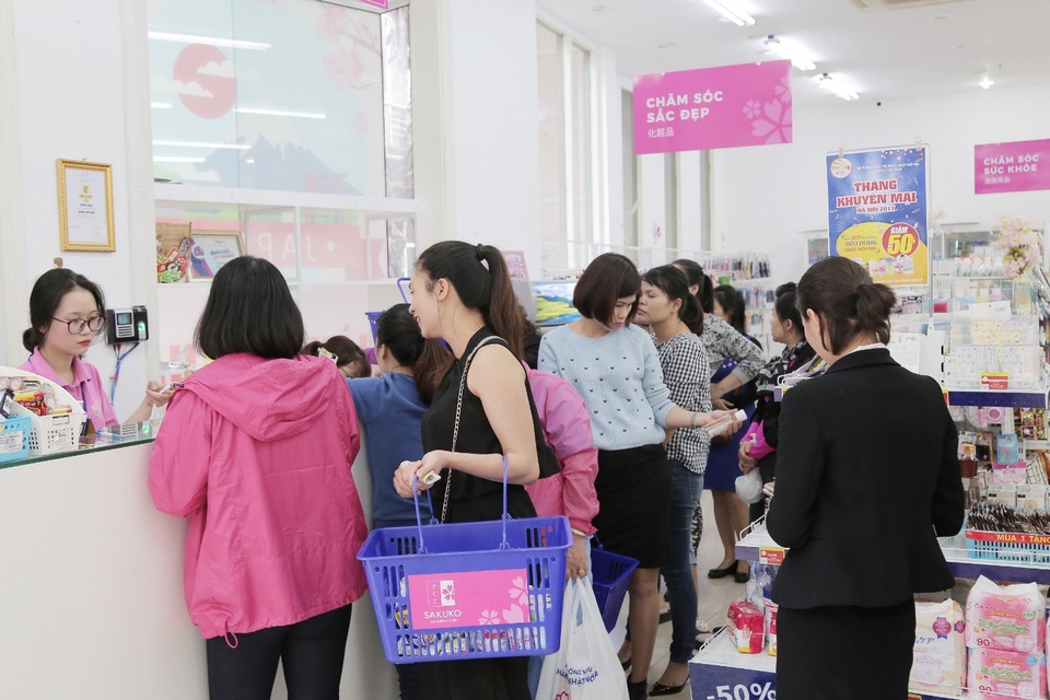 Người Việt tinh tế hơn trong tiêu dùng hàng Nhật - 1 Người tiêu dùng Việt tấp nập lựa chọn các mặt hàng Nhật nội địa