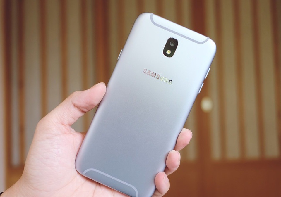 Galaxy J: "Thắng lớn" nhờ tính năng và thiết kế cao cấp - 1 Bộ khung kim loại được đánh giá rất cao của Galaxy J7 Pro.