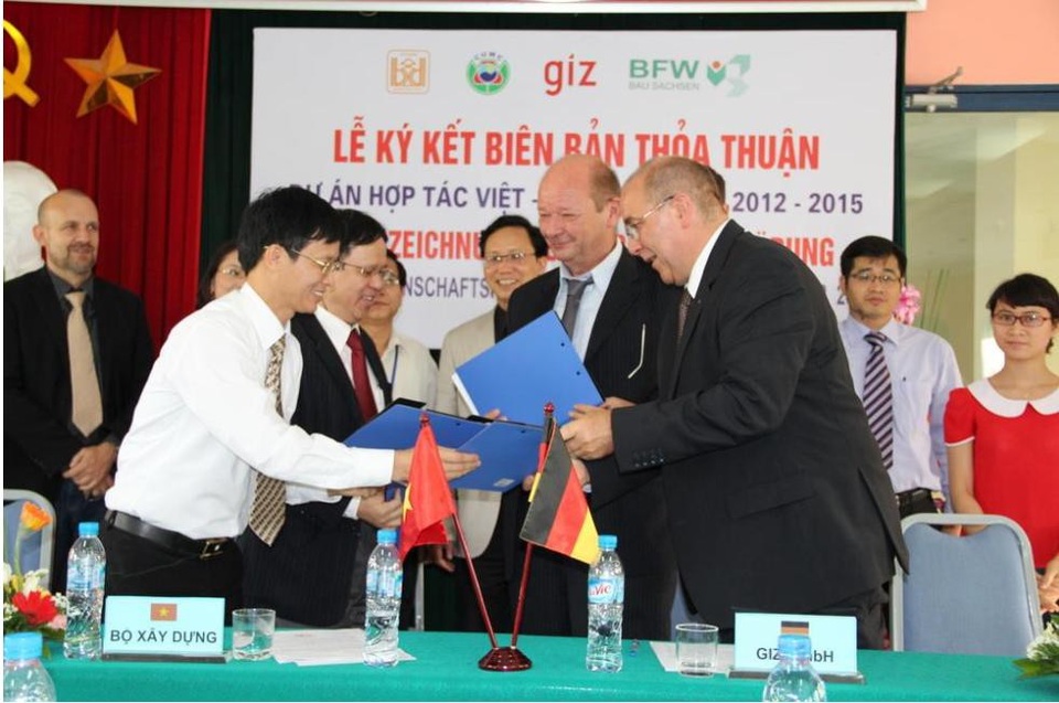 
Lễ ký kết biên bản thỏa thuận hợp tác giữa Trường Cao đẳng XDCT đô thị - Bộ Xây dựng và Hiệp hội hỗ trợ Đào tạo nghề bang Sachsen - CHLB Đức.
