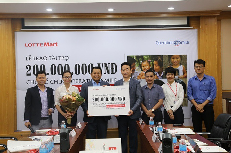 Lotte Mart trao 200 triệu đồng thực hiện chương trình phẫu thuật nụ cười - 1 Lotte Mart trao 200 triệu đồng thực hiện chương trình phẫu thuật nụ cười - 1
