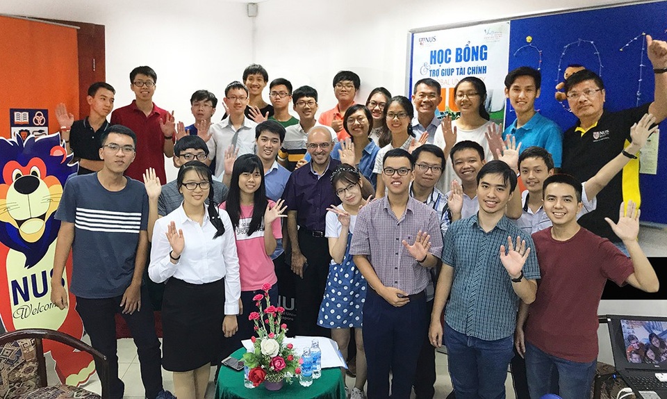 28 & 29/12: Giải đáp thắc mắc điền đơn online học bổng ASEAN - NUS trước giờ G - 1
Sinh viên Việt Nam trúng tuyển NUS tháng 4/2017