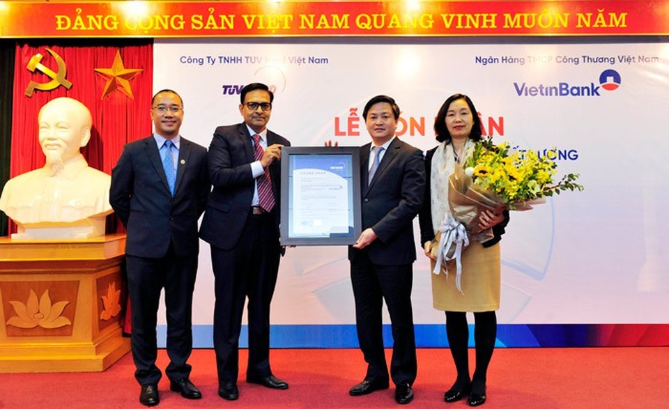 Hệ thống Quản lý chất lượng VietinBank đạt chuẩn ISO 9001:2015 - 1
Đại diện TUV NORD trao chứng nhận ISO 9001:2015 cho VietinBank