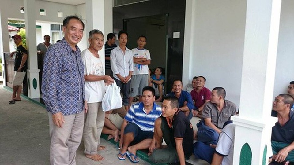 5 thuyền trưởng ở Indonesia cam kết ngừng tuyệt thực - 2 Cán bộ Đại sứ quán thăm lãnh sự các ngư dân tại nơi tạm giữ - Ảnh: ĐSQ cung cấp