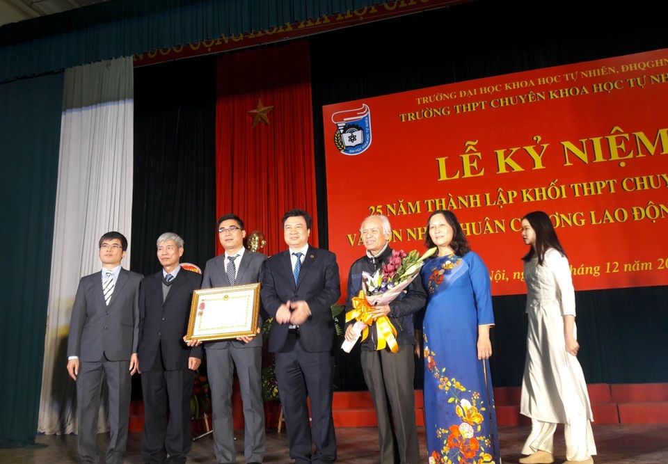 Khối THPT chuyên Hóa: 25 năm chinh phục những huy chương - 1
Đại diện lãnh đạo Bộ Giáo dục – Đào tạo và Nhà trường nhận huân chương lao động hạng Nhì.