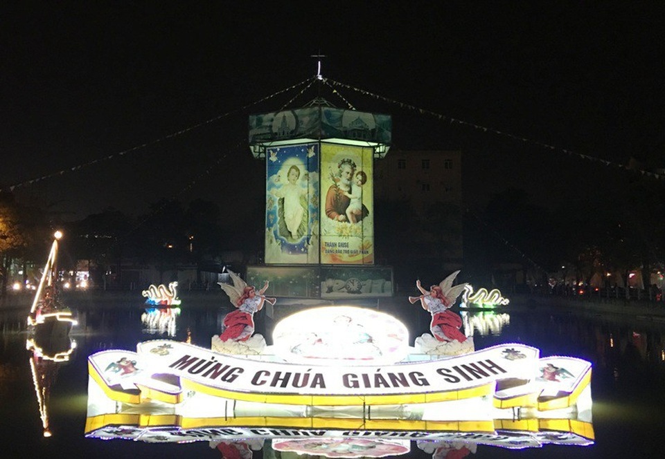 Rộn ràng đêm Noel khắp cả nước - 91 Chiếc đèn lồng khổng lồ được trang trí giữa hồ nước trước khu vực nhà thờ