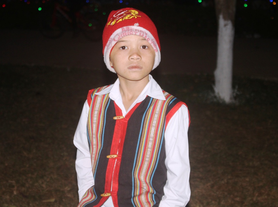 Rộn ràng đêm Noel khắp cả nước - 55 Cậu bé người Jrai khoác trên mình bộ trang phục truyền thống đi đón giáng sinh