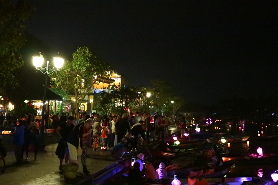 Rộn ràng đêm Noel khắp cả nước - 45 Nhiều người chọn thả đèn hoa đăng xuống dòng sông Hoài để cầu mong may mắn, an lành