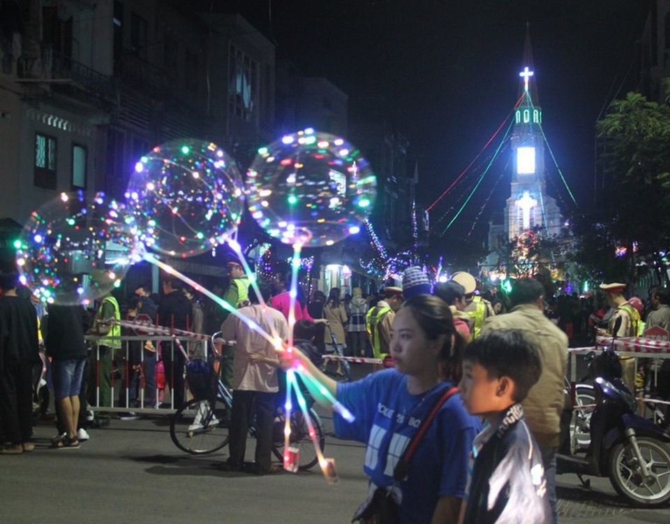 Rộn ràng đêm Noel khắp cả nước - 39
Các lực lượng Công an phải lập các chốt chặn các loại phương tiện về hướng Nhà thờ lớn Quy Nhơn
