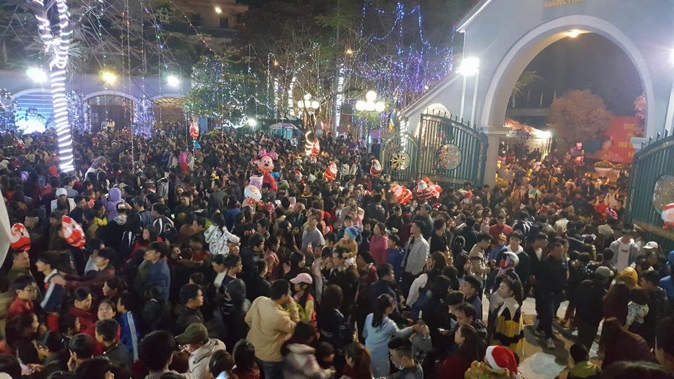 Rộn ràng đêm Noel khắp cả nước - 32
Hàng nghìn người chen chúc nhau tại nhà thờ Phủ Lý