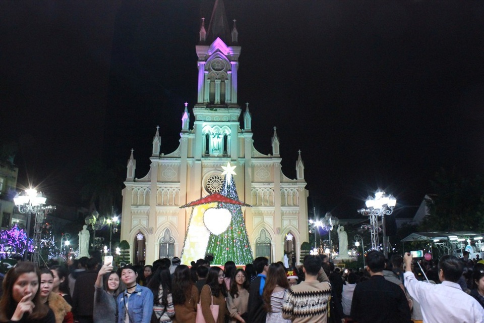 Rộn ràng đêm Noel khắp cả nước - 18 Hàng ngàn người dân đổ về các nhà thờ, giáo xứ