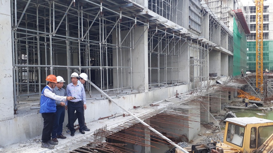 Diện mạo mới cho phân khúc nhà ở xã hội tại Nha Trang - 1 Ông Vũ Văn Phấn – Phó Cục trưởng Cục quản lý nhà và thị trường Bất động sản, Bộ Xây dựng đi kiểm tra tiến độ nhà ở xã hội P.H Nha Trang