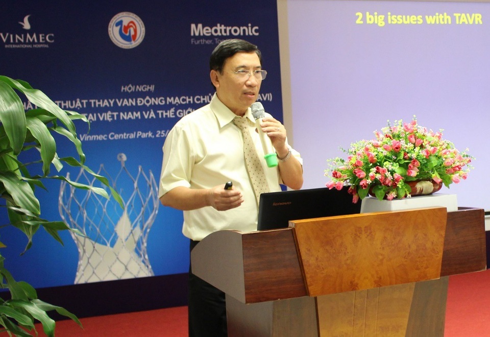 Bác sĩ tim mạch đầu tiên nhận chứng chỉ quốc tế: Thành công đến từ ê-kíp hoàn hảo - 1 GS.TS.BS Võ Thành Nhân trao đổi chuyên môn tại một hội nghị quốc tế về phương pháp thay van động mạch chủ qua da (TAVI)