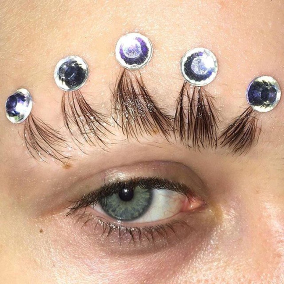 Những trào lưu lông mày khó đỡ năm 2017 - 1 Xu hướng lông mày vương miện được khởi xướng bởi một cô gái 18 tuổi