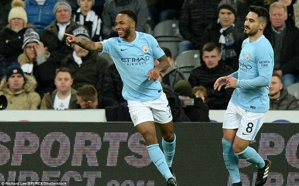 Sterling lập công, Man Ciy có 18 trận thắng liên tiếp - 2
Sterling (trái) ghi bàn thắng mở tỉ số cho Man City