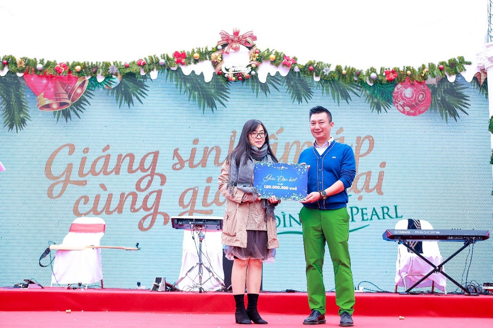 Giáng sinh ấm áp cùng Mỹ Đình Pearl - 1 Đại diện của Khách hàng lên nhận giải thưởng 100.000.000đ từ Mỹ Đình Pearl.