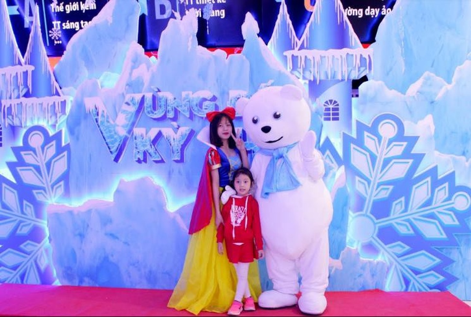 Kizciti tặng hàng ngàn phần quà chào năm mới! - 1 Trẻ hào hứng chụp hình với các nhân vật của Thành phố Tuyết – Vùng đất kỳ thú