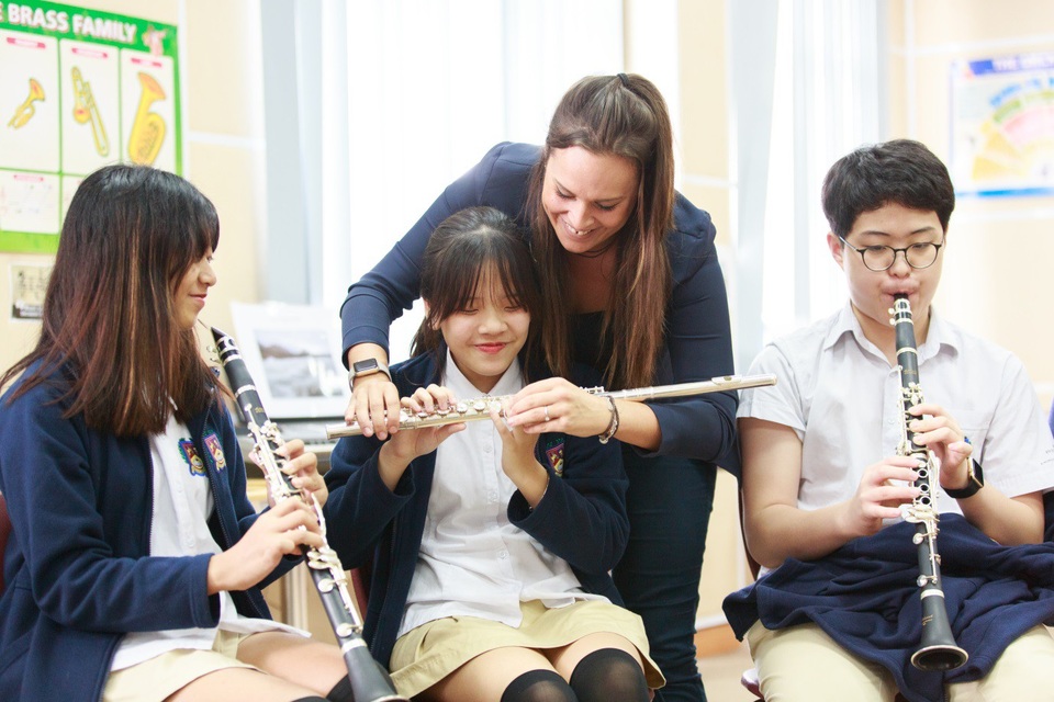 Lộ trình học thuộc chương trình ABRSM được chia thành nhiều cấp độ khác nhau từ 1 đến 8 (Grade 1-8). Việc chia cấp độ nhằm mục tiêu giúp học sinh có được nền tảng kiến thức âm nhạc từ cơ bản đến chuyên sâu, từ giai đoạn làm quen đến nâng cao. Khi tham gia kì thi ABRSM, học sinh sẽ phải thi cả phần lý thuyết và thực hành. Việc đạt được chứng chỉ tại kì thi ARBSM được xem như một cột mốc quan trọng đánh dấu thành công sau quá trình luyện tập miệt mài cũng như công nhận tài năng âm nhạc của các em. Cùng với chứng chỉ này, học sinh thuộc khóa học cũng sẽ nhận được một bảng điểm với những đánh giá chi tiết đến từ các chuyên gia, nhạc sĩ và nghệ sĩ nổi tiếng trong giới âm nhạc, từ đó giúp các em phát triển lòng tự hào và sự tự tin đối với kĩ năng âm nhạc của bản thân cũng như đạt được nhiều tiến bộ và thành tích đáng kể hơn nữa.