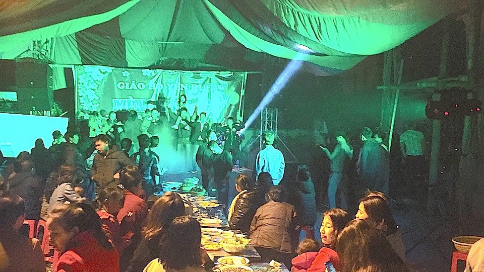 Người dân khối Mỹ Thành dựng rạp, đốt lửa trại ăn mừng năm mới (Ảnh: Nguyễn Duy)