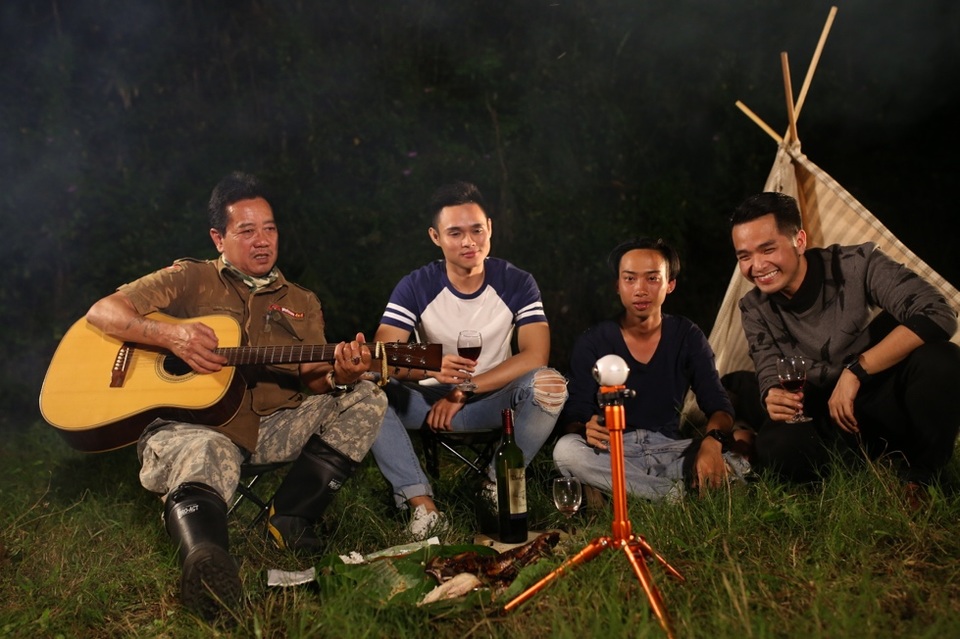 Bắt trọn những sắc thái ẩm thực độc đáo tại Đà Lạt ở cuộc thi 360 đình đám nhất 2016 - 10 Không bỏ lỡ khoảnh khắc nhâm nhi thịt rừng và hoà mình trong tiếng đàn hào sảng của chú Liêm, Gear 360 lập tức được huy động để ghi lại trải nghiệm thú vị này. Với chiếc camera này, không chỉ hình ảnh các thành viên mà cảnh đêm núi rừng, gồm ngọn suối chảy róc rách xung quanh, chiếc xe sáng đèn phía xa hay căn lều nhỏ nơi cả ba nghỉ chân sẽ được ghi lại trọn vẹn trong một khung hình duy nhất.