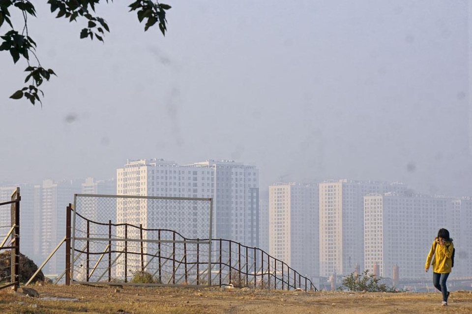 
Khoảng 7h30 khi mặt trời lên cao, cảnh sắc bắt đầu hiện ra rõ ràng khi nhìn về phía trung tâm Hà Nội.
