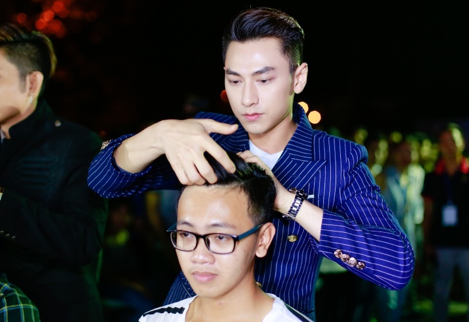 Bên lề đêm diễn, các thành viên 365 đem đến những hoạt động hấp dẫn khác làm cho đông đảo sinh viên tham gia vô cùng thích thú. Tại đây các bạn nam sinh được thần tượng tư vấn tạo kiểu phù hợp với khuôn mặt. Isaac chăm chú với vai trò mới của mình, anh cũng là “stylist” nhanh tay nhất trong nhiệm vụ mới mẻ này.