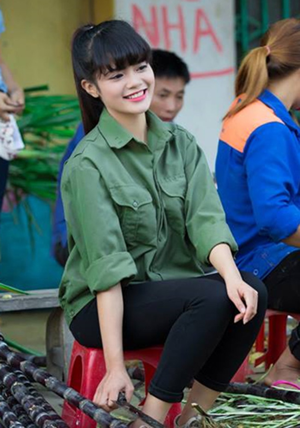 5 cô gái bán rau, bán thịt "gây bão" mạng vì quá xinh đẹp - 11
Cô nàng có nụ cười tỏa nắng được mệnh danh là hot girl bán mía.