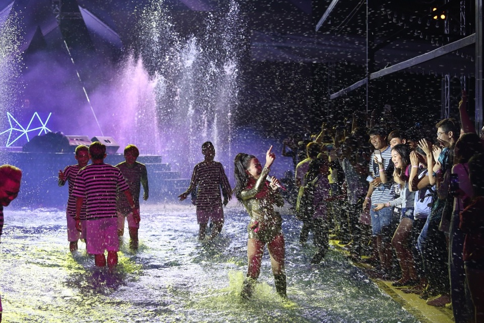 Để thổi bùng đam mê “Dẫn đầu xu hướng, khẳng định chất tôi” và khích lệ khán giả trẻ trải nghiệm tính năng kháng nước đỉnh cao theo chuẩn IP68 của Galaxy A 2017, Đông Nhi đã không ngại lội xuống hồ bơi và quẩy tung cùng fan.