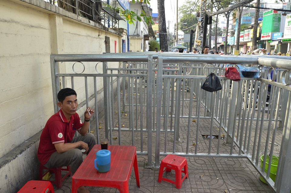 Tháo dỡ bớt rào chắn như “mê hồn trận” trước Bệnh viện Chợ Rẫy - 10 Những đoạn có 9 thanh chắn ngang đã được lực lượng chức năng hàn bít 2 đầu để hạn chế người bán hàng rong