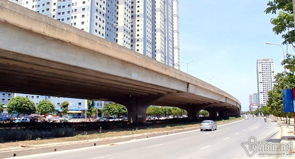 Đường Nguyễn Xiển vắng tanh trưa nay do nắng nóng cộng với hiệu ứng đô thị.