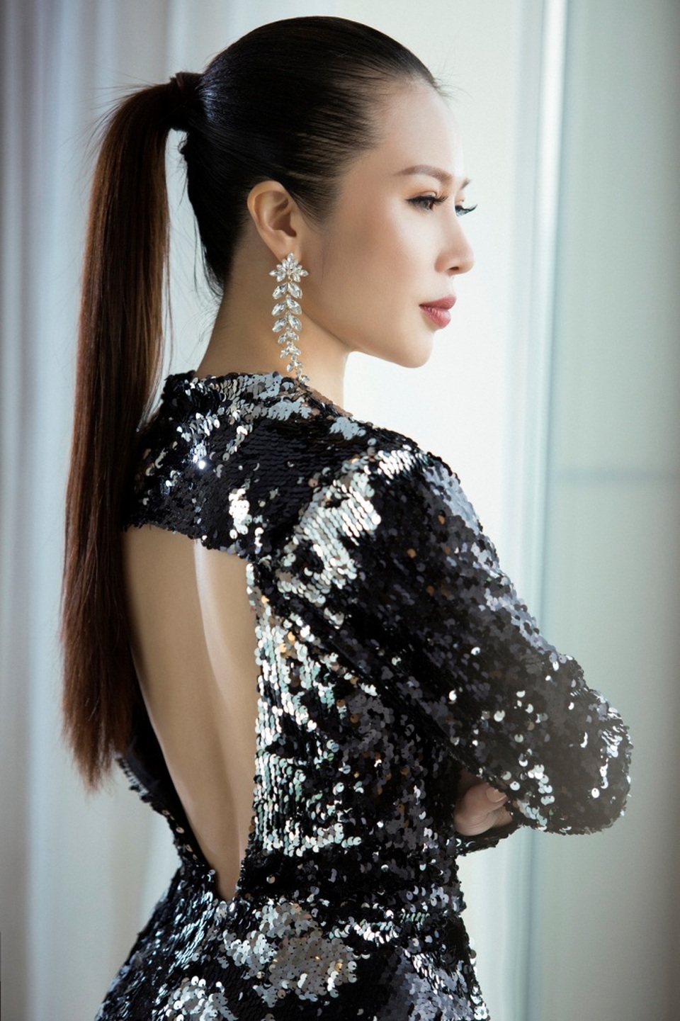 Phần khoét lưng phía sau thật lạ mắt và đặc biệt. Người phụ nữ làm kinh doanh, suy nghĩ về chiến lược về sự phát triển của một doanh nghiệp với nhiều đam mê nhưng cũng vô cùng trăn trở. Đó là một phần những gửi gắm của Hoa khôi Lan Phương trong bộ hình này.