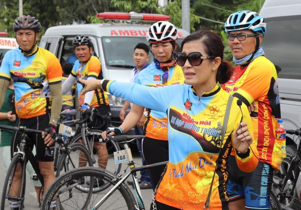 Đại diện BTC yêu cầu các tay đua nhanh chóng di chuyển khỏi địa điểm xuất phát.