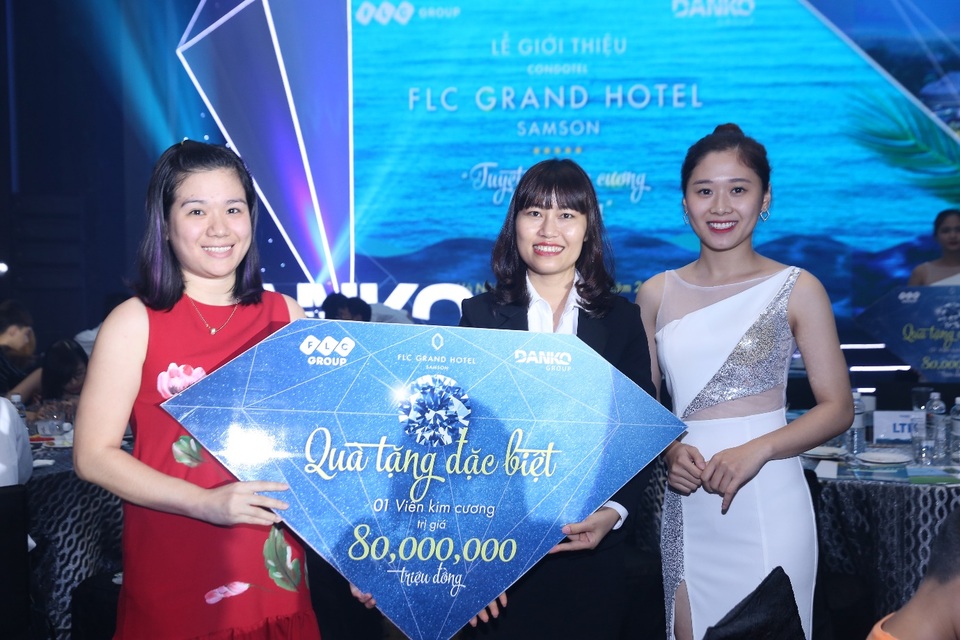Condotel thứ hai của quần thể FLC Sầm Sơn được giới thiệu sớm tại Hà Nội bởi Danko Group - 10 Rất nhiều khách hàng đã nhận được quà tặng Kim cương ngay tại sự kiện