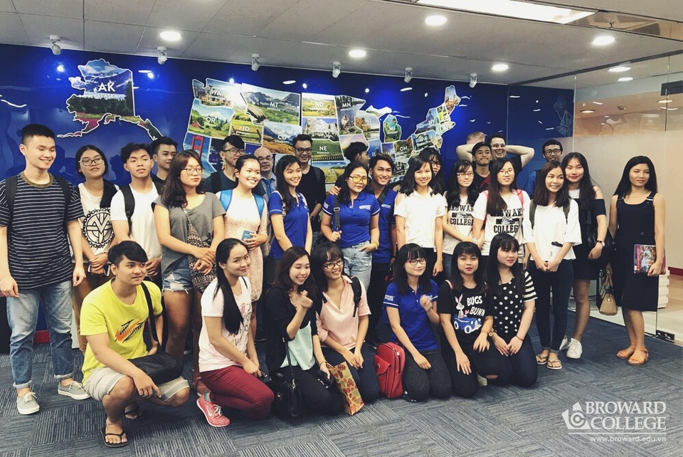 Tư vấn tuyển sinh 2017: Làm thế nào để quyết định đúng trong chọn trường, chọn nghề? - 11
Sinh viên Broward College Vietnam tìm hiểu thông tin tại Trung tâm Văn hóa Mỹ - American Center