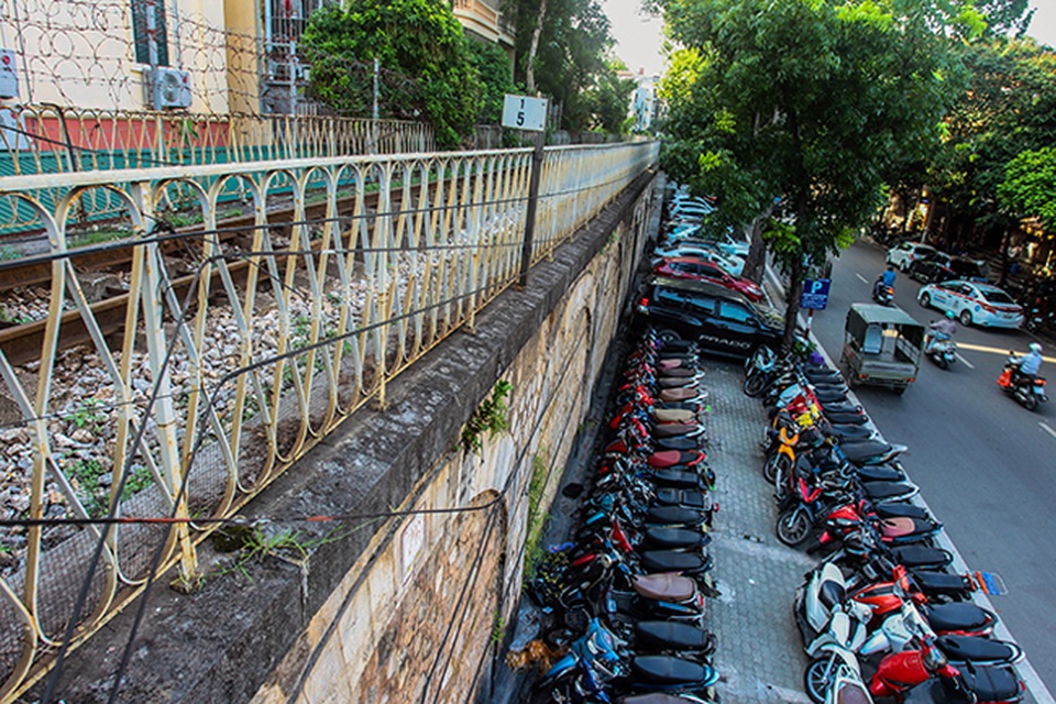 Bí mật dưới những vòm cầu trăm tuổi ở Hà Nội - 11 Dọc phố Phùng Hưng phía trước mặt các vòm cầu được tận dụng làm nơi trông giữ xe.